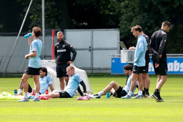 DEU, DFL, 2. FBL Hertha BSC, Training, 06.08.2025, Sportforum, Berlin, DEU, DFL, 2. FBL Hertha BSC, Training, im Bild Hertha-Spielerkreis, Pause DFL - regulations prohibit any use of Photographs as image sequences and or quasi-video