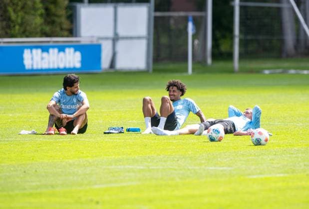 Fussball, Herren, Saison 2025 26, 2. Bundesliga, Hertha BSC, Training, v.l. Kevin Sessa (Hertha BSC), Jeremy Dudziak (Hertha BSC), Michael Cuisance (Hertha BSC), 06.08. 2025,