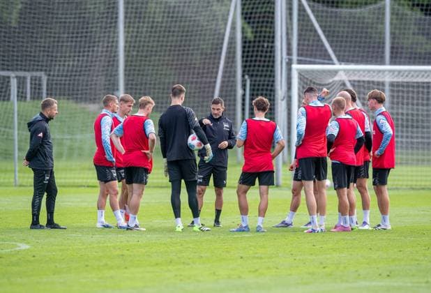 Fussball, Herren, Saison 2025 26, 2. Bundesliga, Hertha BSC, Training, Ansprache von Trainer Stefan Leitl (Hertha BSC) im Kreis, 06.08. 2025,