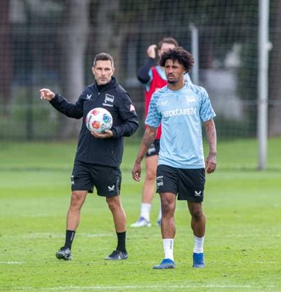 Fussball, Herren, Saison 2025 26, 2. Bundesliga, Hertha BSC, Training, v.l. Trainer Stefan Leitl (Hertha BSC), Jeremy Dudziak (Hertha BSC), 06.08. 2025,