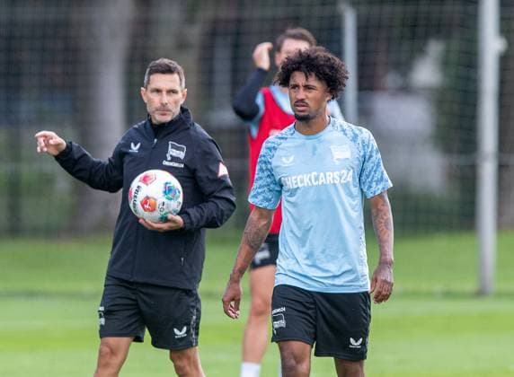 Fussball, Herren, Saison 2025 26, 2. Bundesliga, Hertha BSC, Training, v.l. Trainer Stefan Leitl (Hertha BSC), Jeremy Dudziak (Hertha BSC), 06.08. 2025,