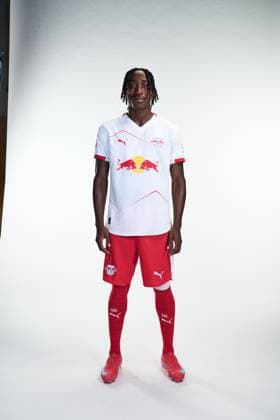 Achtung: Redaktionelle Nutzung honorarfrei - Attention: Free of charge for editorial use - Yan Diomande (RB Leipzig) *** Attention Editorial use free of charge Attention Free of charge for editorial use Yan Diomande RB Leipzig *** Porträttermin Porträt Vorstellung Präsentation Pressetermin 2025 2026 xptt x0x, RedBull,Red Bull, Saison 2025 2026, 1.BL,Fußball,Herren,Fussball,Freisteller,Shooting,Atelier,Studio,Studioshooting, *** Attention Editorial use free of charge Attention Free of charge for editorial use Yan Diomande RB Leipzig Attention Editorial use free of charge Attention Free of charge for editorial use Yan Diomande RB Leipzig Porträttermin Porträt Vorstellung Präsentation Pressetermin 2025 2026 xptt x0x, RedBull,Red Bull, Saison 2025 2026, 1 BL,Fußball,Herren,Fussball,Freisteller,Shooting,Atelier,Studio,Studioshooting,