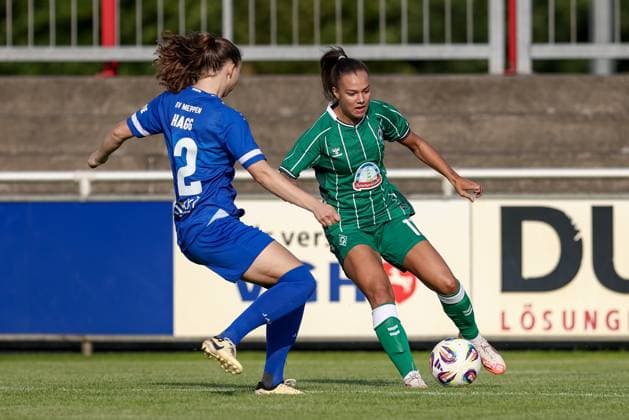 v.li.: Sarah Hagg (SV Meppen, 12) und Maja Sternad (SV Werder Bremen, 11) im Zweikampf, Duell, Dynamik, Aktion, Action, Spielszene, 06.08.2025, Herzlake (Deutschland), Fussball, Testspiel Frauen, SV Meppen - SV Werder Bremen
