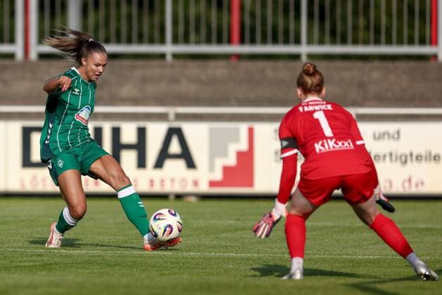 v.li.: Maja Sternad (SV Werder Bremen, 11) beim Torschuss gegen Thea Farwick (Torhüterin, Torwart, SV Meppen, 1), schießt auf das Tor, am Ball, Aktion, Action, Spielszene,, 06.08.2025, Herzlake (Deutschland), Fussball, Testspiel Frauen, SV Meppen - SV Werder Bremen