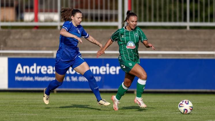 v.li.: Sarah Hagg (SV Meppen, 12) und Maja Sternad (SV Werder Bremen, 11) im Laufduell, Zweikampf, Duell, Dynamik, Aktion, Action, Spielszene, 06.08.2025, Herzlake (Deutschland), Fussball, Testspiel Frauen, SV Meppen - SV Werder Bremen