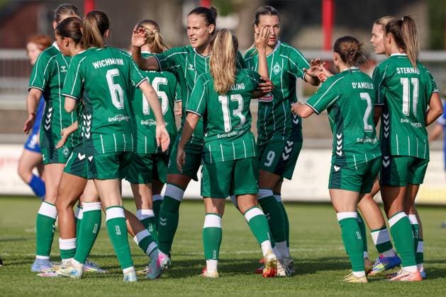 Spielerinnen des SV Werder Bremen mit Torjubel, Jubel, jubeln, jubelt, optimistisch, Spielszene, Highlight, Freude über das Tor zum 0:1, 06.08.2025, Herzlake (Deutschland), Fussball, Testspiel Frauen, SV Meppen - SV Werder Bremen