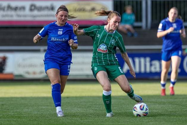 v.li.: Ayleen Seyen (SV Meppen, 13) und Reena Wichmann (SV Werder Bremen, 6) im Zweikampf, Duell, Dynamik, Aktion, Action, Spielszene, 06.08.2025, Herzlake (Deutschland), Fussball, Testspiel Frauen, SV Meppen - SV Werder Bremen