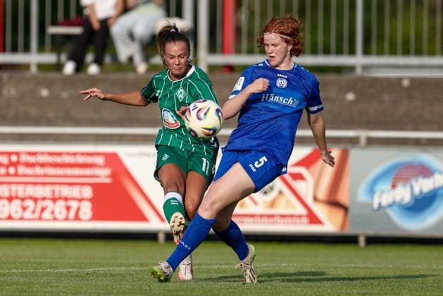v.li.: Maja Sternad (SV Werder Bremen, 11) und Lena Göppel (SV Meppen, 5) im Zweikampf, Duell, Dynamik, Aktion, Action, Spielszene, 06.08.2025, Herzlake (Deutschland), Fussball, Testspiel Frauen, SV Meppen - SV Werder Bremen