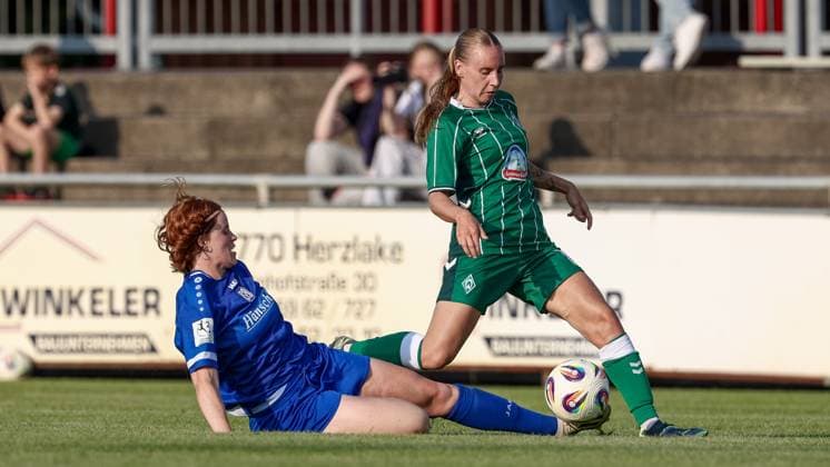 v.li.: Lena Göppel (SV Meppen, 5) und Emöke Papai (SV Werder Bremen, 16) im Zweikampf, Duell, Dynamik, Aktion, Action, Spielszene, 06.08.2025, Herzlake (Deutschland), Fussball, Testspiel Frauen, SV Meppen - SV Werder Bremen