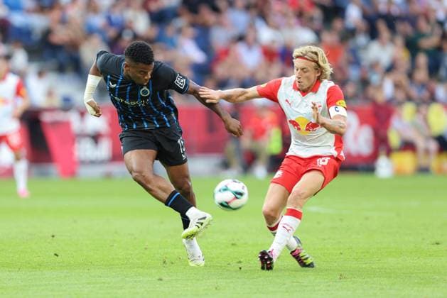 SOCCER - UEFA CL, RBS vs Brugge SALZBURG,AUSTRIA,06.AUG.25 - SOCCER - UEFA Champions League, qualification, Red Bull Salzburg vs Club Brugge. Image shows Raphael Onyedika (Brugge) and Mads Bidstrup (RBS).  GEPAxpictures xMathiasxMandl