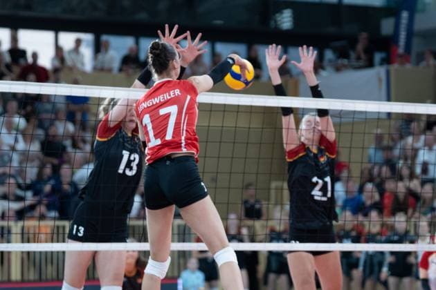 06.08.2025, xhfmx, Volleyball EM-Qualifikation, Deutschland - Schweiz v.l. Julie Lengweiler (Schweiz) schlägt einen Ball übers Netz, Emilie Weske (Deutschland) und Camilla Weitzel (Deutschland) versuchen zu blocken (DFL DFB REGULATIONS PROHIBIT ANY USE OF PHOTOGRAPHS as IMAGE SEQUENCES and or QUASI-VIDEO) Wiesbaden