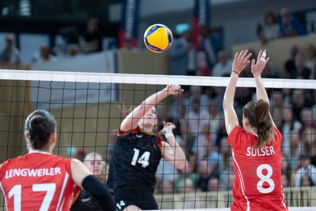 06.08.2025, xhfmx, Volleyball EM-Qualifikation, Deutschland - Schweiz v.l. Marie Schölzel (Deutschland) bringt einen Ball übers netz, Julie Lengweiler (Schweiz) und Samira Sulser (Schweiz) Versuchen zu blocken (DFL DFB REGULATIONS PROHIBIT ANY USE OF PHOTOGRAPHS as IMAGE SEQUENCES and or QUASI-VIDEO) Wiesbaden