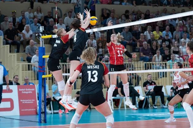 06.08.2025, xhfmx, Volleyball EM-Qualifikation, Deutschland - Schweiz v.l. Hanna Orthmann (Deutschland) und Marie Schölzel (Deutschland) blocken einen Ball von Maja Storck (Schweiz) (DFL DFB REGULATIONS PROHIBIT ANY USE OF PHOTOGRAPHS as IMAGE SEQUENCES and or QUASI-VIDEO) Wiesbaden