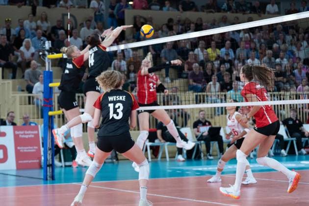 06.08.2025, xhfmx, Volleyball EM-Qualifikation, Deutschland - Schweiz Hanna Orthmann (Deutschland) und Marie Schölzel (Deutschland) blocken einen Ball von Maja Storck (Schweiz) (DFL DFB REGULATIONS PROHIBIT ANY USE OF PHOTOGRAPHS as IMAGE SEQUENCES and or QUASI-VIDEO) Wiesbaden