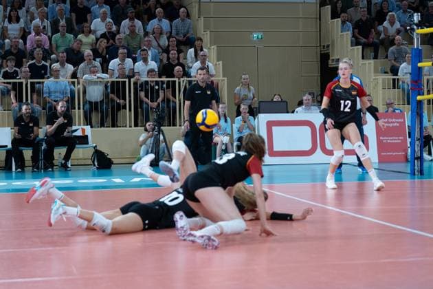 06.08.2025, xhfmx, Volleyball EM-Qualifikation, Deutschland - Schweiz v.l. Lena Stigrot (Deutschland) und Emilie Weske (Deutschland) versuchen einen Ball im Spiel zu halten (DFL DFB REGULATIONS PROHIBIT ANY USE OF PHOTOGRAPHS as IMAGE SEQUENCES and or QUASI-VIDEO) Wiesbaden