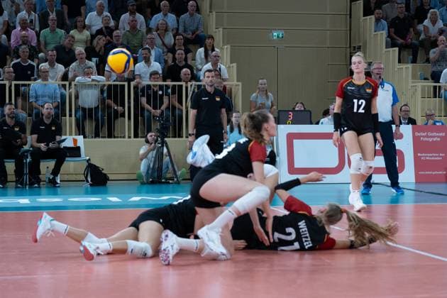 06.08.2025, xhfmx, Volleyball EM-Qualifikation, Deutschland - Schweiz Lena Stigrot (Deutschland) und Emilie Weske (Deutschland) versuchen einen Ball im Spiel zu halten (DFL DFB REGULATIONS PROHIBIT ANY USE OF PHOTOGRAPHS as IMAGE SEQUENCES and or QUASI-VIDEO) Wiesbaden
