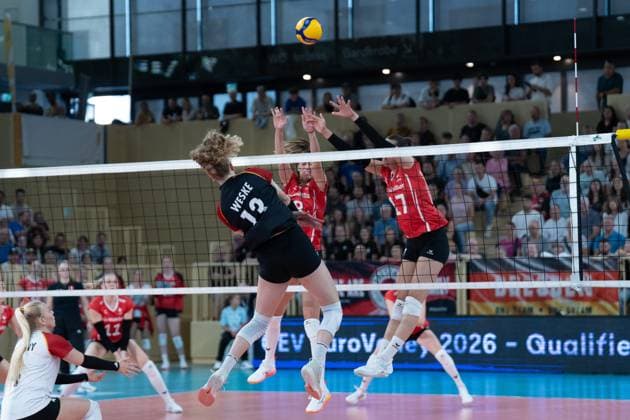 06.08.2025, xhfmx, Volleyball EM-Qualifikation, Deutschland - Schweiz v.l. Emilie Weske (Deutschland) bringt einen Ball übers Netz, Julie Lengweiler (Schweiz) versucht zu blocken (DFL DFB REGULATIONS PROHIBIT ANY USE OF PHOTOGRAPHS as IMAGE SEQUENCES and or QUASI-VIDEO) Wiesbaden