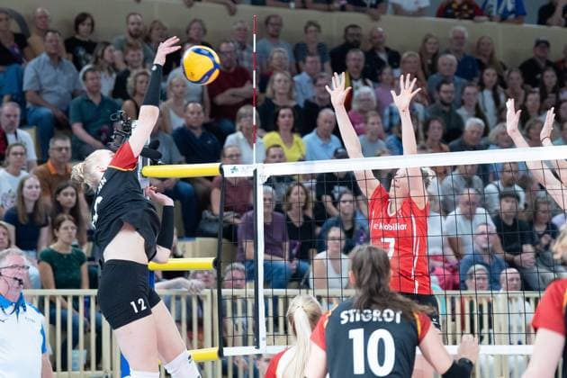 06.08.2025, xhfmx, Volleyball EM-Qualifikation, Deutschland - Schweiz Hanna Orthmann (Deutschland) schmettert einen Ball übers Netz (DFL DFB REGULATIONS PROHIBIT ANY USE OF PHOTOGRAPHS as IMAGE SEQUENCES and or QUASI-VIDEO) Wiesbaden