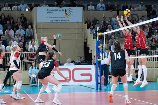 06.08.2025, xhfmx, Volleyball EM-Qualifikation, Deutschland - Schweiz Hanna Orthmann (Deutschland) schmettert einen Ball übers Netz (DFL DFB REGULATIONS PROHIBIT ANY USE OF PHOTOGRAPHS as IMAGE SEQUENCES and or QUASI-VIDEO) Wiesbaden