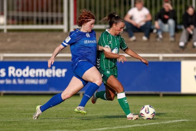 v.li.: Lena Göppel (SV Meppen, 5) und Maja Sternad (SV Werder Bremen, 11) im Zweikampf, Duell, Dynamik, Aktion, Action, Spielszene, 06.08.2025, Herzlake (Deutschland), Fussball, Testspiel Frauen, SV Meppen - SV Werder Bremen
