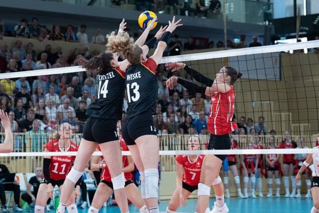 06.08.2025, xhfmx, Volleyball EM-Qualifikation, Deutschland - Schweiz v.l. Marie Schölzel (Deutschland) und Emilie Weske (Deutschland) blocken gegen Julie Lengweiler (Schweiz) (DFL DFB REGULATIONS PROHIBIT ANY USE OF PHOTOGRAPHS as IMAGE SEQUENCES and or QUASI-VIDEO) Wiesbaden