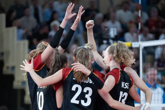 06.08.2025, xhfmx, Volleyball EM-Qualifikation, Deutschland - Schweiz Lena Stigrot (Deutschland), Sarah Straube (Deutschland) und Emilie Weske (Deutschland) jubeln gegen die Schweiz (DFL DFB REGULATIONS PROHIBIT ANY USE OF PHOTOGRAPHS as IMAGE SEQUENCES and or QUASI-VIDEO) Wiesbaden