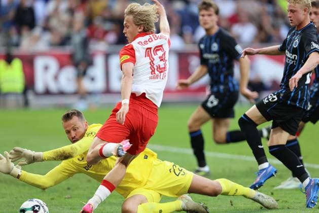 SOCCER - UEFA CL, RBS vs Brugge SALZBURG,AUSTRIA,06.AUG.25 - SOCCER - UEFA Champions League, qualification, Red Bull Salzburg vs Club Brugge. Image shows Frans Kraetzig (RBS) and Simon Mignolet (Brugge).  GEPAxpictures xMathiasxMandl