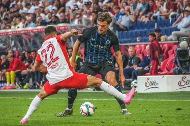 Fussball Österreich, UEFA Champions League 2025 2026, 3. Qualifikationsrunde - Red Bull Salzburg vs. Club Brügge - Red Bull Arena (Salzburg, Wals-Siezenheim, Österreich): Bjorn Meijer (Club Brugge KV) mit Stefan Lainer (Reb Bull Salzburg) Copyright: xLukasxBierederx