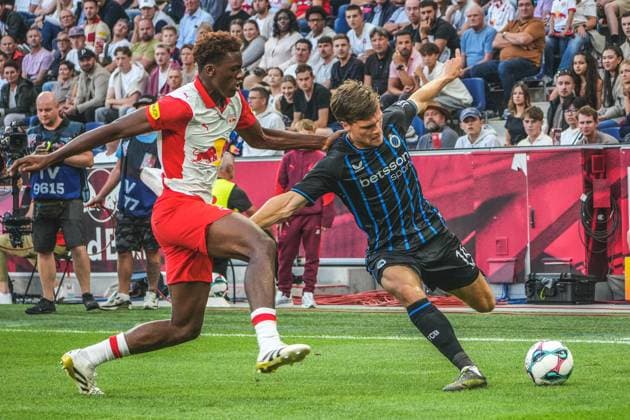 Fussball Österreich, UEFA Champions League 2025 2026, 3. Qualifikationsrunde - Red Bull Salzburg vs. Club Brügge - Red Bull Arena (Salzburg, Wals-Siezenheim, Österreich): Raphael Onyedika (Club Brugge KV) mit Kouakou Henry-Joane Aaron Gadou (Red Bull Salzburg) Copyright: xLukasxBierederx