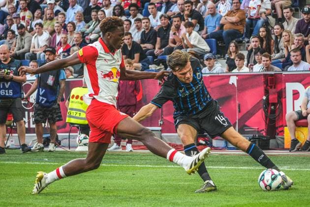 Fussball Österreich, UEFA Champions League 2025 2026, 3. Qualifikationsrunde - Red Bull Salzburg vs. Club Brügge - Red Bull Arena (Salzburg, Wals-Siezenheim, Österreich): Raphael Onyedika (Club Brugge KV) mit Kouakou Henry-Joane Aaron Gadou (Red Bull Salzburg) Copyright: xLukasxBierederx