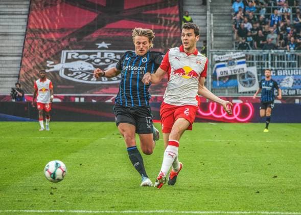 Fussball Österreich, UEFA Champions League 2025 2026, 3. Qualifikationsrunde - Red Bull Salzburg vs. Club Brügge - Red Bull Arena (Salzburg, Wals-Siezenheim, Österreich): Jacob Vandsa Ryfeldt Rasmussen (Red Bull Salzburg) mit Romeo Vermant (Club Brugge KV) Copyright: xLukasxBierederx