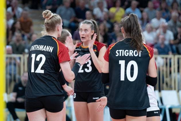 06.08.2025, xhfmx, Volleyball EM-Qualifikation, Deutschland - Schweiz v.l. Hanna Orthmann (Deutschland), Sarah Straube (Deutschland), Lena Stigrot (Deutschland) (DFL DFB REGULATIONS PROHIBIT ANY USE OF PHOTOGRAPHS as IMAGE SEQUENCES and or QUASI-VIDEO) Wiesbaden