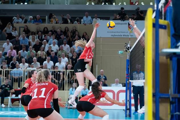 06.08.2025, xhfmx, Volleyball EM-Qualifikation, Deutschland - Schweiz Laura Dervisaj-Künzler (Schweiz) schmettert einen Ball übers Netz (DFL DFB REGULATIONS PROHIBIT ANY USE OF PHOTOGRAPHS as IMAGE SEQUENCES and or QUASI-VIDEO) Wiesbaden