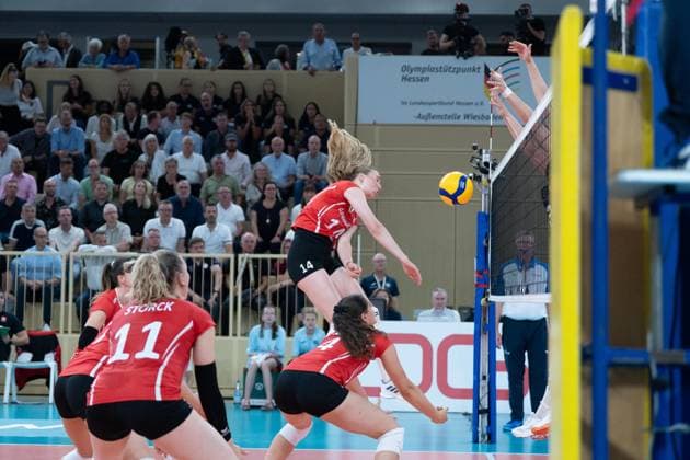 06.08.2025, xhfmx, Volleyball EM-Qualifikation, Deutschland - Schweiz Laura Dervisaj-Künzler (Schweiz) schmettert einen Ball übers Netz, Ball wird geblockt (DFL DFB REGULATIONS PROHIBIT ANY USE OF PHOTOGRAPHS as IMAGE SEQUENCES and or QUASI-VIDEO) Wiesbaden