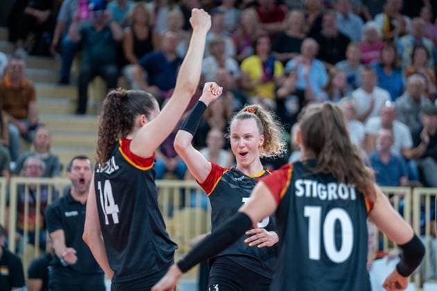 06.08.2025, xhfmx, Volleyball EM-Qualifikation, Deutschland - Schweiz v.l. Marie Schölzel (Deutschland), Emilie Weske (Deutschland), Lena Stigrot (Deutschland) jubeln gegen die Schweiz (DFL DFB REGULATIONS PROHIBIT ANY USE OF PHOTOGRAPHS as IMAGE SEQUENCES and or QUASI-VIDEO) Wiesbaden