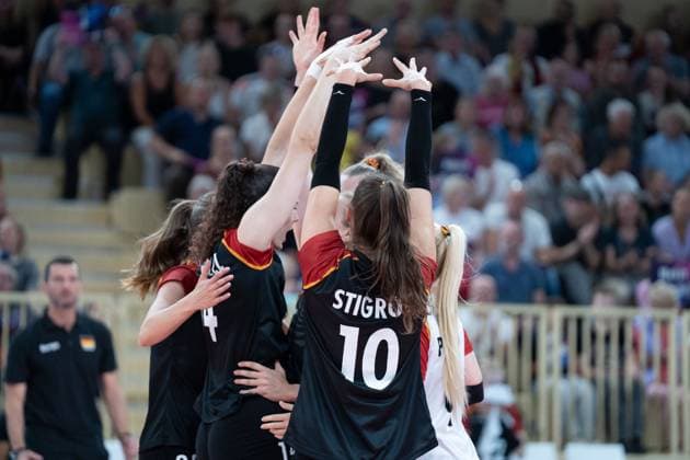 06.08.2025, xhfmx, Volleyball EM-Qualifikation, Deutschland - Schweiz Marie Schölzel (Deutschland), Emilie Weske (Deutschland), Lena Stigrot (Deutschland) jubeln gegen die Schweiz (DFL DFB REGULATIONS PROHIBIT ANY USE OF PHOTOGRAPHS as IMAGE SEQUENCES and or QUASI-VIDEO) Wiesbaden