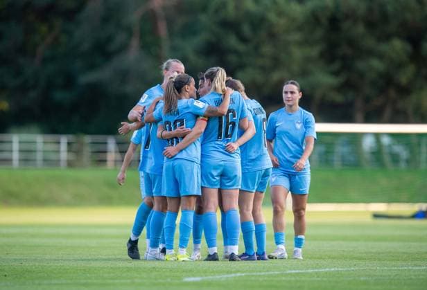 Fussball, Frauen, Saison 2025 26, Testspiel, Hertha BSC - FC Viktoria 1889 Berlin, v.l. Aylin Yaren (Viktoria), Kim Urbanek (Viktoria), Alisa Grincenco (Viktoria), Jubel nach Tor zum 1:1, 06.08. 2025, Copyright: xSebastianxRäppold MatthiasxKochx