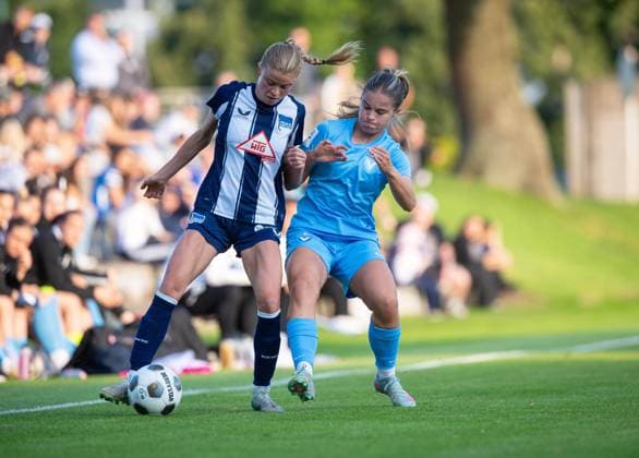 Fussball, Frauen, Saison 2025 26, Testspiel, Hertha BSC - FC Viktoria 1889 Berlin, v.l. Aurelia Haesler (Hertha), Maja Wasiak (Viktoria), 06.08. 2025, Copyright: xSebastianxRäppold MatthiasxKochx