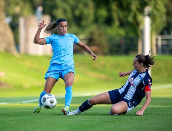 Fussball, Frauen, Saison 2025 26, Testspiel, Hertha BSC - FC Viktoria 1889 Berlin, v.l. Aylin Yaren (Viktoria), Clara Dreher (Hertha), 06.08. 2025, Copyright: xSebastianxRäppold MatthiasxKochx