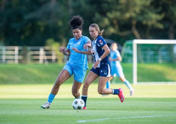 Fussball, Frauen, Saison 2025 26, Testspiel, Hertha BSC - FC Viktoria 1889 Berlin, v.l. Victoria Ezebinyuo (Viktoria), Lotte Reimold (Hertha), 06.08. 2025, Copyright: xSebastianxRäppold MatthiasxKochx