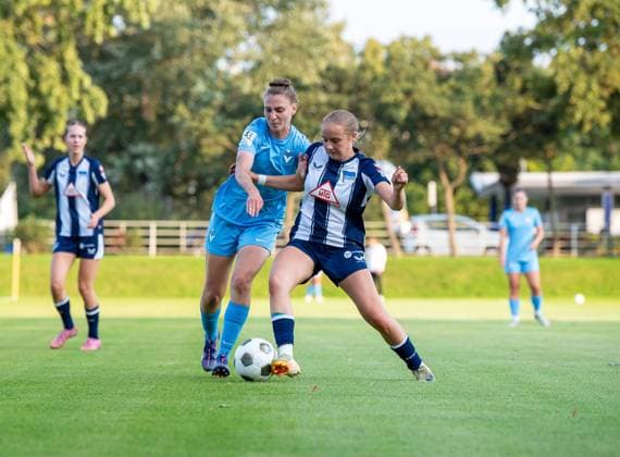 Fussball, Frauen, Saison 2025 26, Testspiel, Hertha BSC - FC Viktoria 1889 Berlin, v.l. Alisa Grincenco (Viktoria), Magdalena Krug (Hertha), 06.08. 2025, Copyright: xSebastianxRäppold MatthiasxKochx