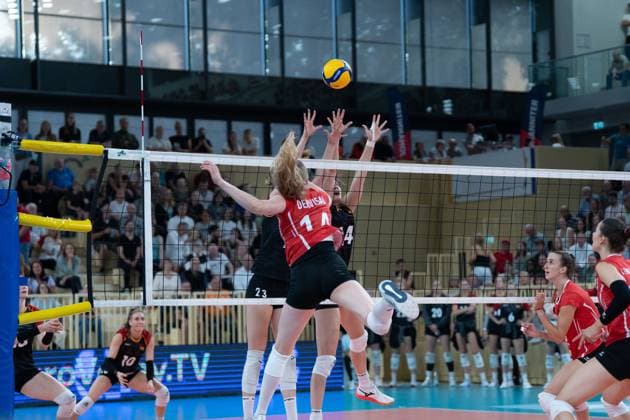 06.08.2025, xhfmx, Volleyball EM-Qualifikation, Deutschland - Schweiz Laura Dervisaj-Künzler (Schweiz) wird von Sarah Straube (Deutschland) und Marie Schölzel (Deutschland) geblockt (DFL DFB REGULATIONS PROHIBIT ANY USE OF PHOTOGRAPHS as IMAGE SEQUENCES and or QUASI-VIDEO) Wiesbaden
