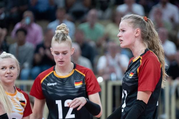 06.08.2025, xhfmx, Volleyball EM-Qualifikation, Deutschland - Schweiz v.l. Hanna Orthmann (Deutschland) und Camilla Weitzel (Deutschland) (DFL DFB REGULATIONS PROHIBIT ANY USE OF PHOTOGRAPHS as IMAGE SEQUENCES and or QUASI-VIDEO) Wiesbaden