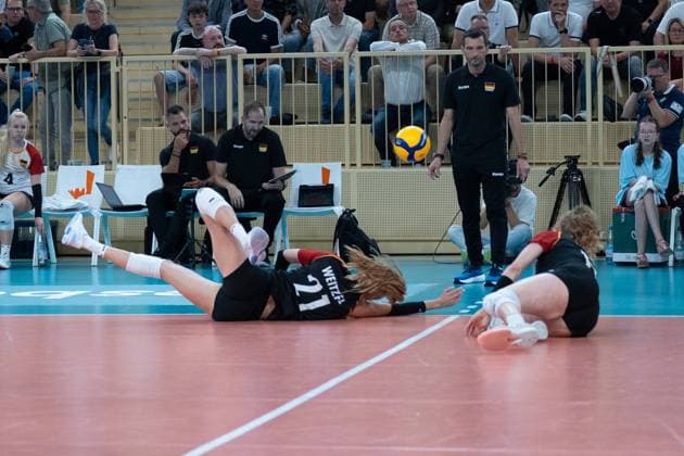 06.08.2025, xhfmx, Volleyball EM-Qualifikation, Deutschland - Schweiz v.l. Camilla Weitzel (Deutschland) und Emilie Weske (Deutschland) versuchen den Ball im Spiel zu halten (DFL DFB REGULATIONS PROHIBIT ANY USE OF PHOTOGRAPHS as IMAGE SEQUENCES and or QUASI-VIDEO) Wiesbaden