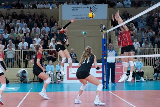 06.08.2025, xhfmx, Volleyball EM-Qualifikation, Deutschland - Schweiz Lena Stigrot (Deutschland) bringt einen Ball übers Netz (DFL DFB REGULATIONS PROHIBIT ANY USE OF PHOTOGRAPHS as IMAGE SEQUENCES and or QUASI-VIDEO) Wiesbaden