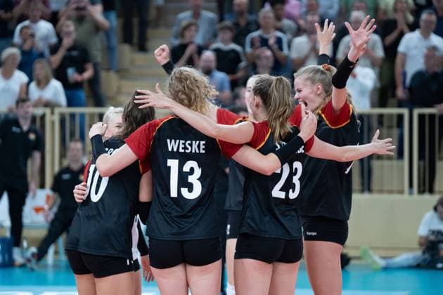 06.08.2025, xhfmx, Volleyball EM-Qualifikation, Deutschland - Schweiz v.l. Lena Stigrot (Deutschland), Emilie Weske (Deutschland), Sarah Straube (Deutschland) jubeln über den Sieg gegen die Schweiz (DFL DFB REGULATIONS PROHIBIT ANY USE OF PHOTOGRAPHS as IMAGE SEQUENCES and or QUASI-VIDEO) Wiesbaden