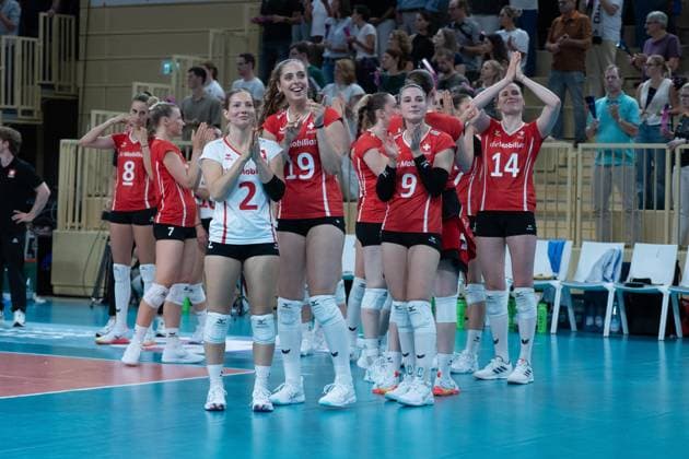 06.08.2025, xhfmx, Volleyball EM-Qualifikation, Deutschland - Schweiz Die Spielerinnen der Schweiz bedanken sich bei den Fans (DFL DFB REGULATIONS PROHIBIT ANY USE OF PHOTOGRAPHS as IMAGE SEQUENCES and or QUASI-VIDEO) Wiesbaden