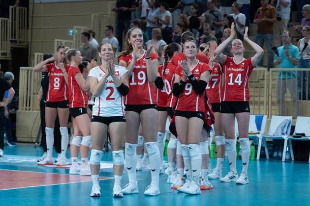 06.08.2025, xhfmx, Volleyball EM-Qualifikation, Deutschland - Schweiz Die Spielerinnen der Schweiz bedanken sich bei den Fans (DFL DFB REGULATIONS PROHIBIT ANY USE OF PHOTOGRAPHS as IMAGE SEQUENCES and or QUASI-VIDEO) Wiesbaden
