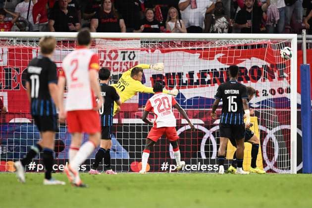 Salzburg v Club Brugge - UEFA Champions League SALZBURG, AUSTRIA - AUGUST 06 : Mignolet Simon goalkeeper of Club Brugge during the UEFA Champions League 2025 26 third qualifying round first leg between Salzburg and Club Brugge on August 6, 2025 in Salzburg, Austria, 06 08 2025 Salzburg Austria  Copyright: xTomasxSiskx