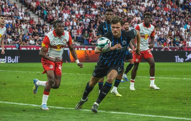 Fussball Österreich, UEFA Champions League 2025 2026, 3. Qualifikationsrunde - FC Red Bull Salzburg vs. Club Brügge - Red Bull Arena (Salzburg, Wals-Siezenheim, Österreich): Jorne Spileers (Club Brugge KV) mit Dorgeles Nene (Red Bull Salzburg) Copyright: xLukasxBierederx